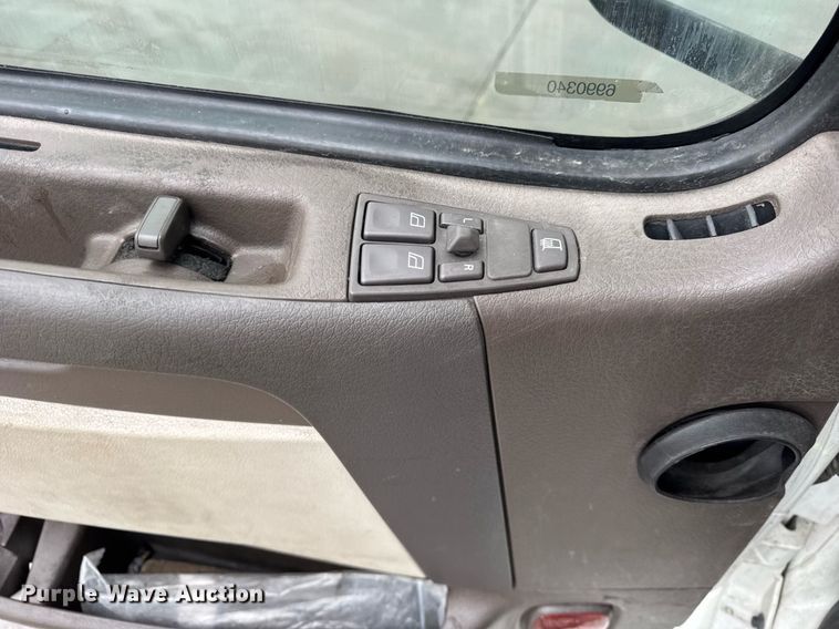 image for item DU3338 2013 Volvo VNL semi truck