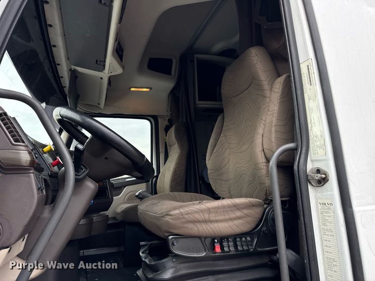 image for item DU3338 2013 Volvo VNL semi truck