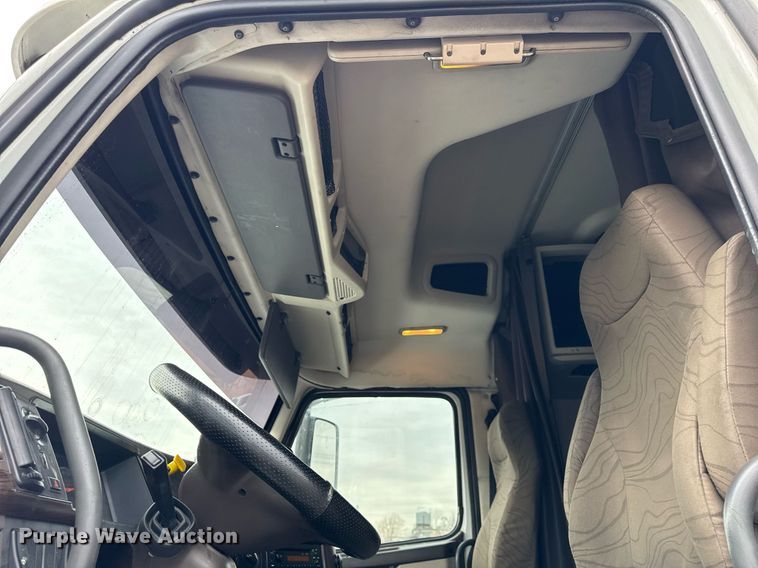 image for item DU3338 2013 Volvo VNL semi truck