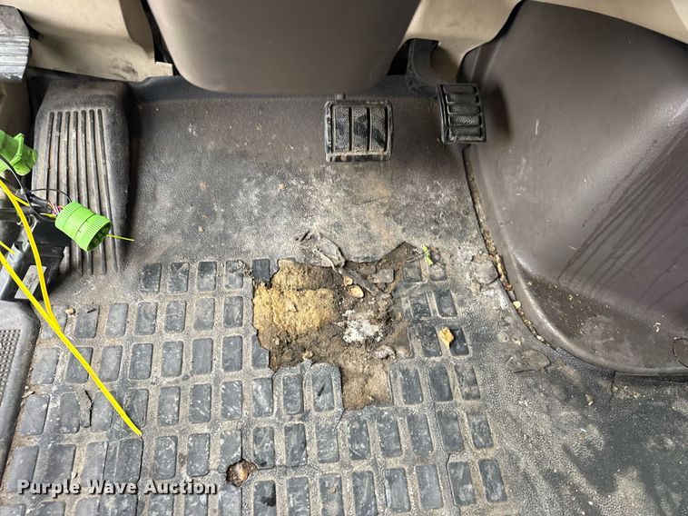 image for item DU3338 2013 Volvo VNL semi truck