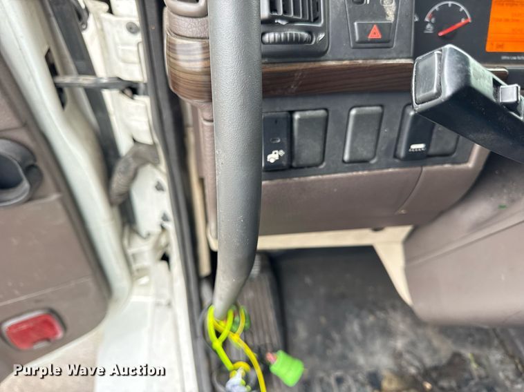 image for item DU3338 2013 Volvo VNL semi truck