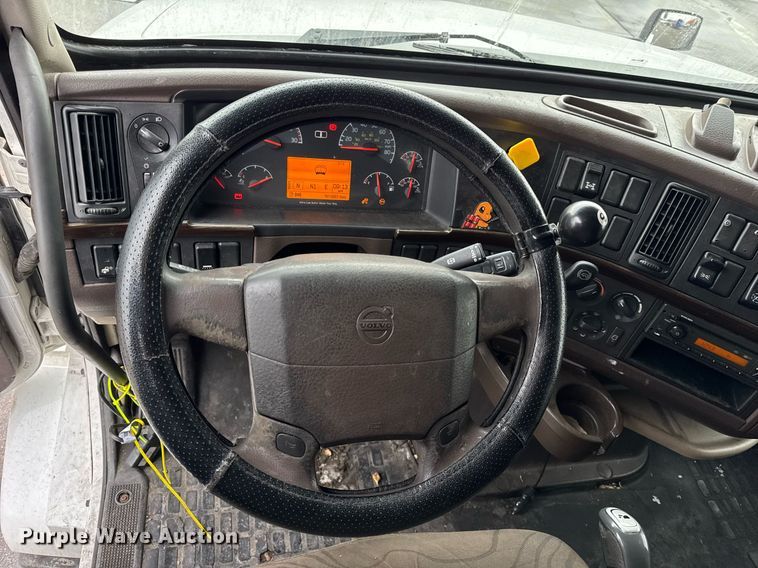 image for item DU3338 2013 Volvo VNL semi truck