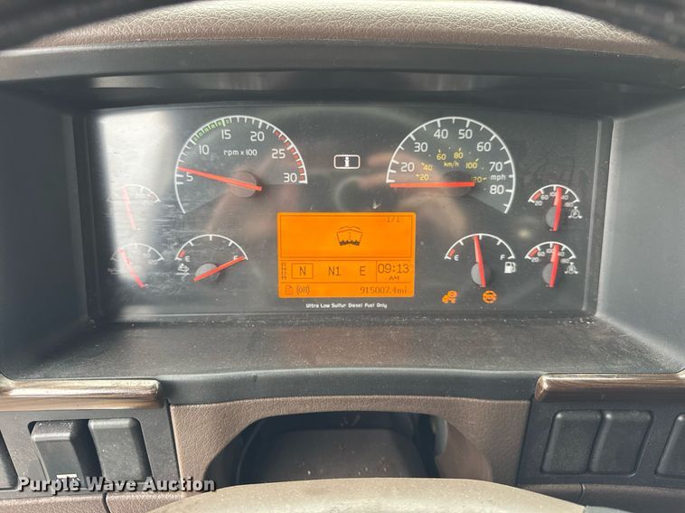 image for item DU3338 2013 Volvo VNL semi truck