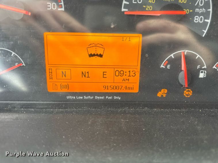 image for item DU3338 2013 Volvo VNL semi truck