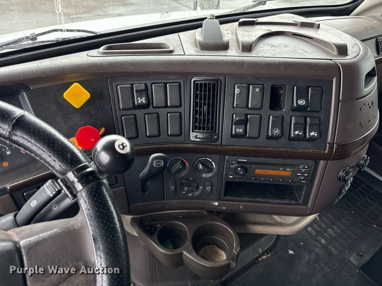 image for item DU3338 2013 Volvo VNL semi truck
