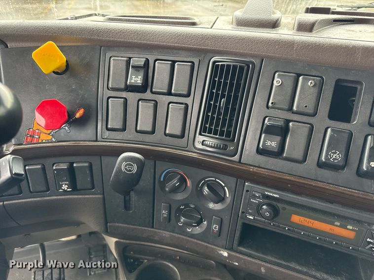 image for item DU3338 2013 Volvo VNL semi truck