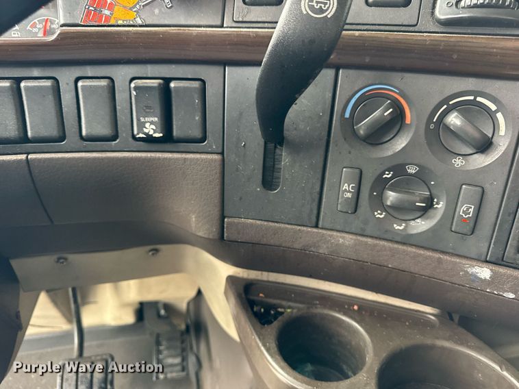 image for item DU3338 2013 Volvo VNL semi truck