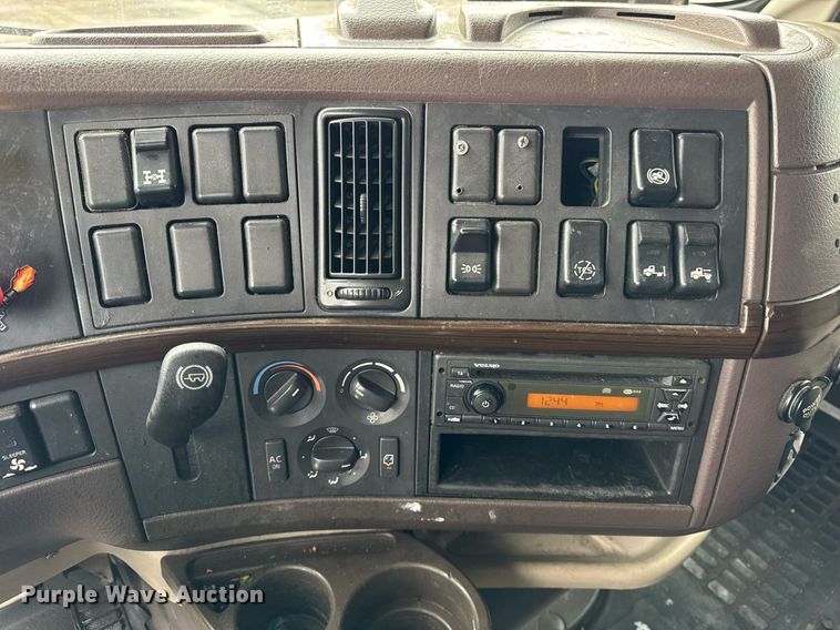 image for item DU3338 2013 Volvo VNL semi truck