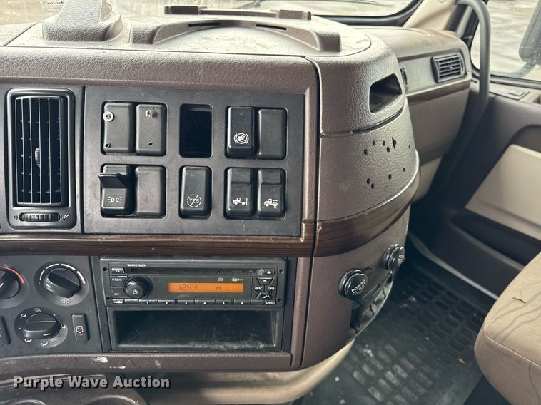 image for item DU3338 2013 Volvo VNL semi truck