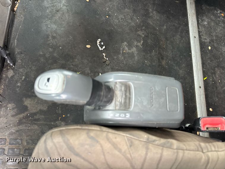 image for item DU3338 2013 Volvo VNL semi truck