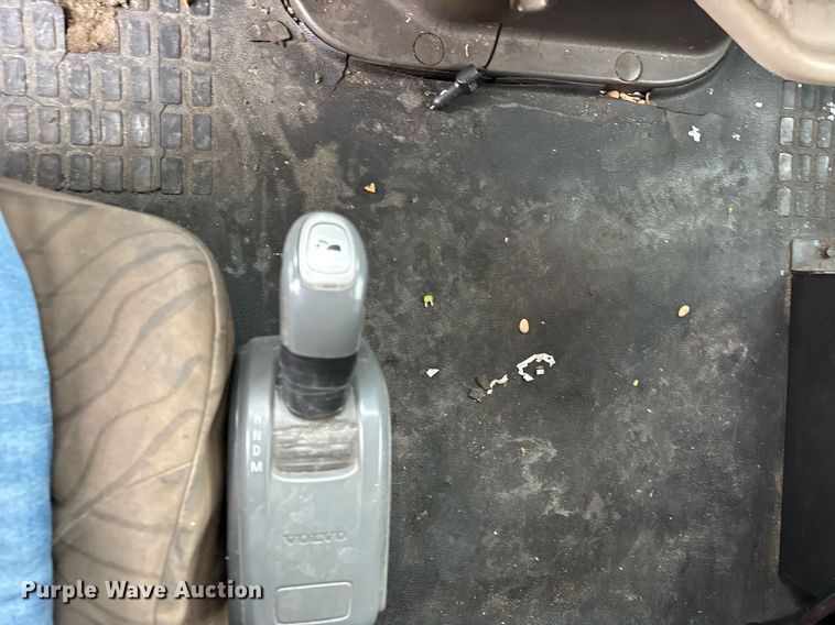 image for item DU3338 2013 Volvo VNL semi truck