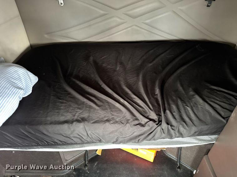 image for item DU3338 2013 Volvo VNL semi truck