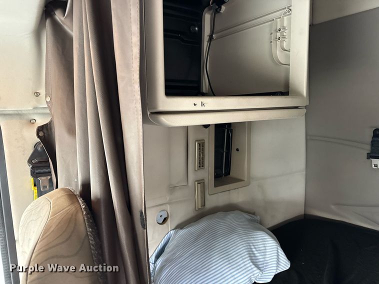 image for item DU3338 2013 Volvo VNL semi truck