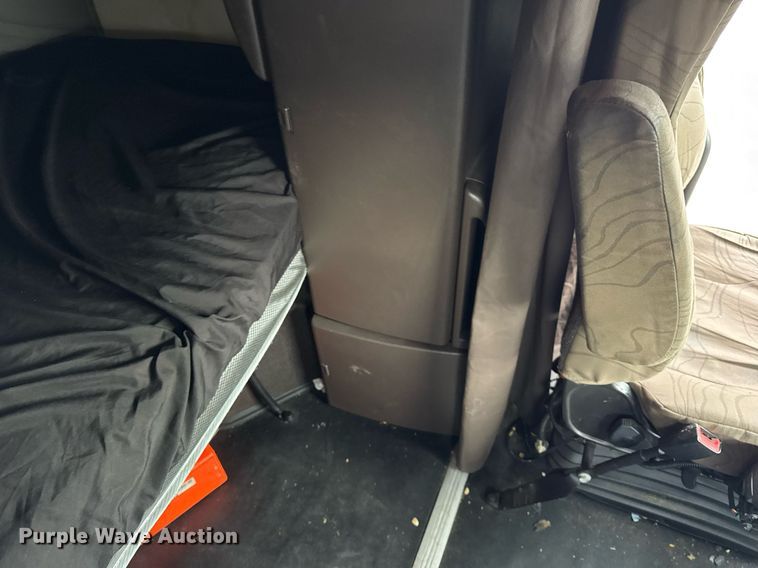 image for item DU3338 2013 Volvo VNL semi truck