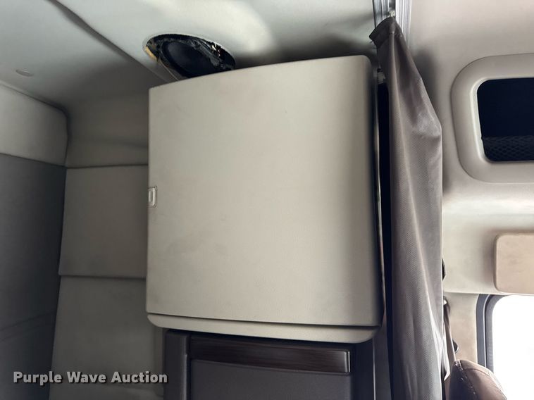 image for item DU3338 2013 Volvo VNL semi truck