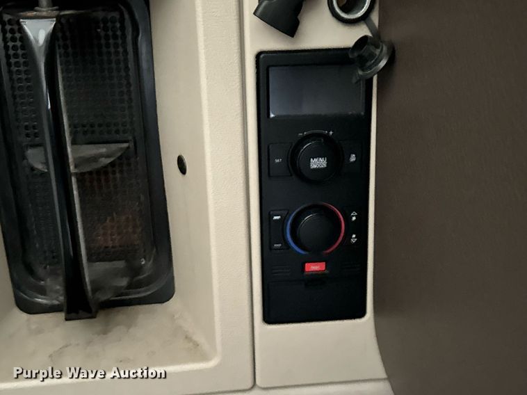 image for item DU3338 2013 Volvo VNL semi truck