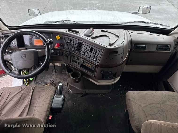 image for item DU3338 2013 Volvo VNL semi truck