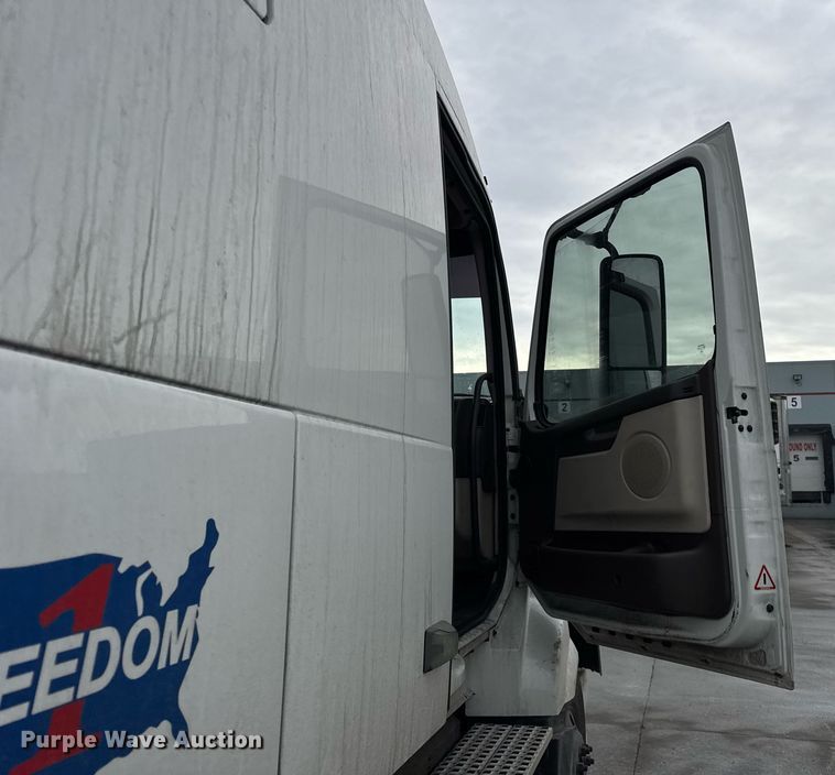 image for item DU3338 2013 Volvo VNL semi truck