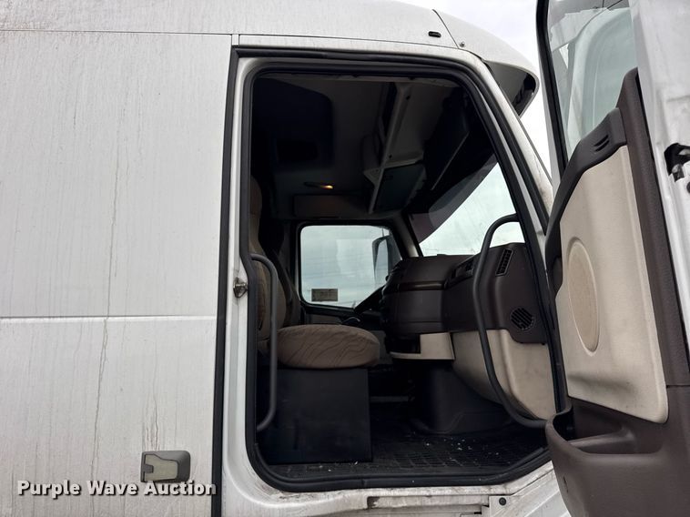 image for item DU3338 2013 Volvo VNL semi truck