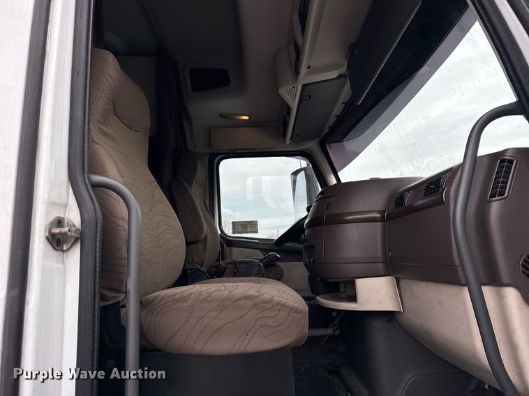 image for item DU3338 2013 Volvo VNL semi truck