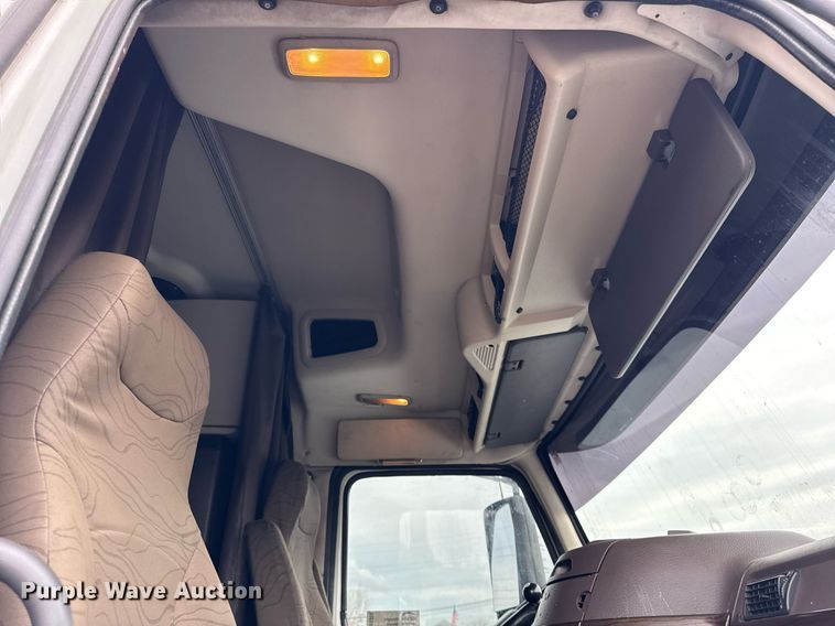 image for item DU3338 2013 Volvo VNL semi truck