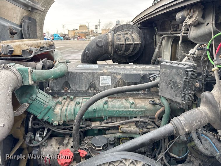 image for item DU3338 2013 Volvo VNL semi truck