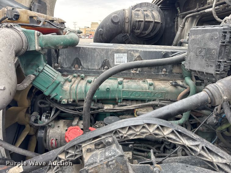 image for item DU3338 2013 Volvo VNL semi truck