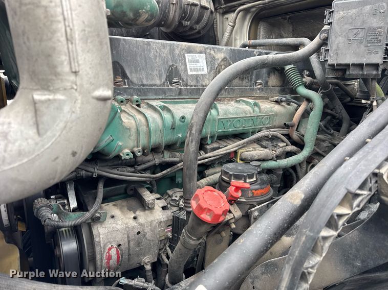 image for item DU3338 2013 Volvo VNL semi truck