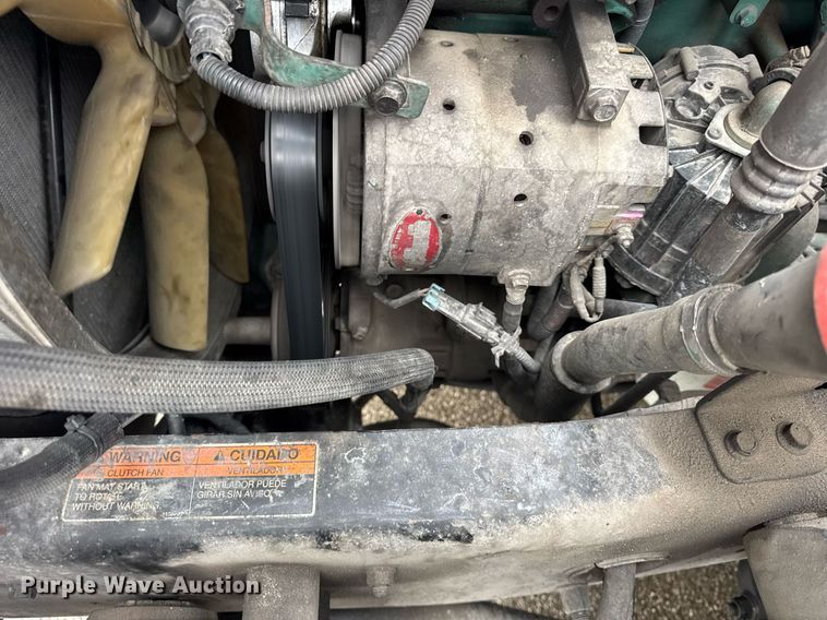 image for item DU3338 2013 Volvo VNL semi truck