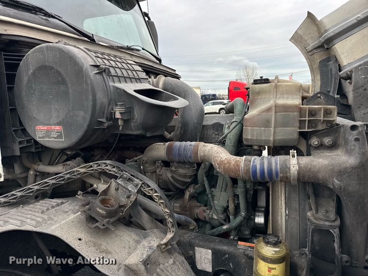 image for item DU3338 2013 Volvo VNL semi truck