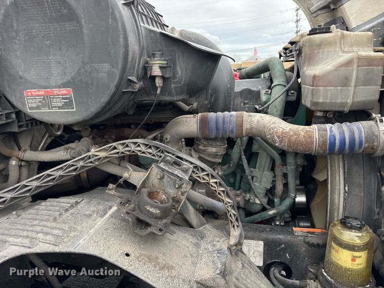 image for item DU3338 2013 Volvo VNL semi truck