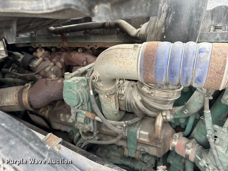 image for item DU3338 2013 Volvo VNL semi truck