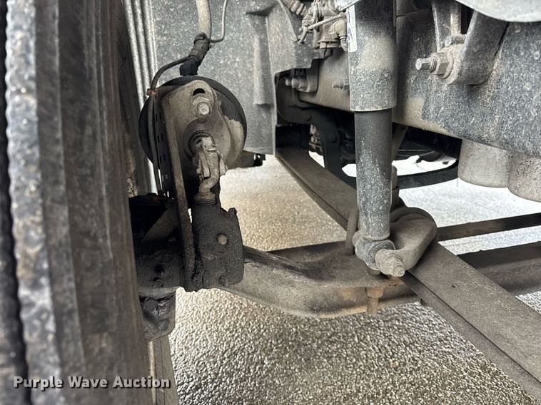 image for item DU3338 2013 Volvo VNL semi truck