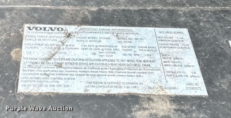 image for item DU3338 2013 Volvo VNL semi truck