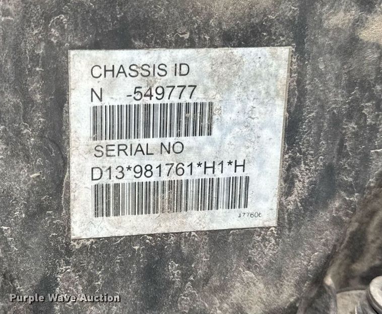 image for item DU3338 2013 Volvo VNL semi truck