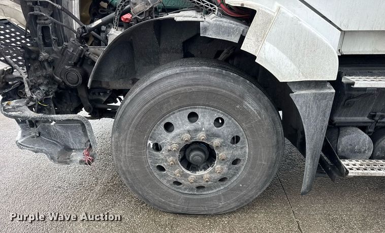 image for item DU3338 2013 Volvo VNL semi truck