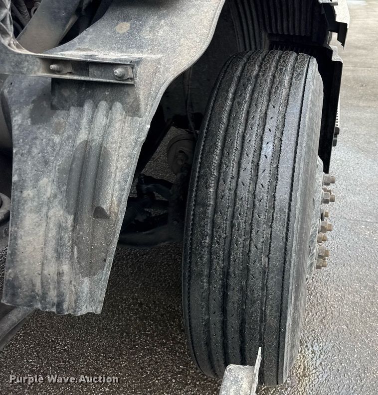 image for item DU3338 2013 Volvo VNL semi truck