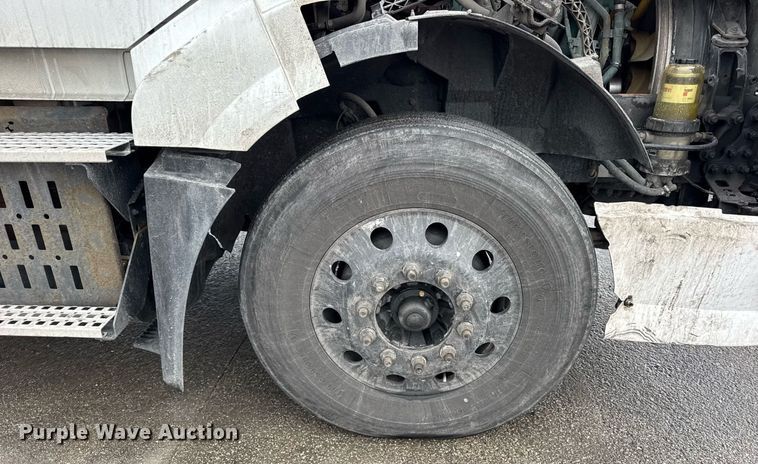 image for item DU3338 2013 Volvo VNL semi truck