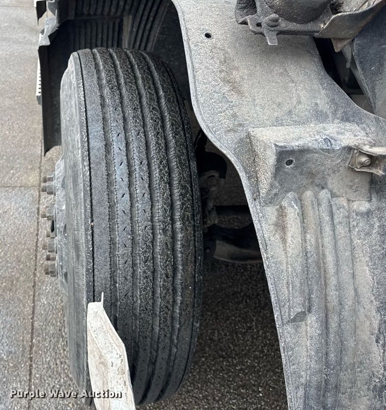 image for item DU3338 2013 Volvo VNL semi truck