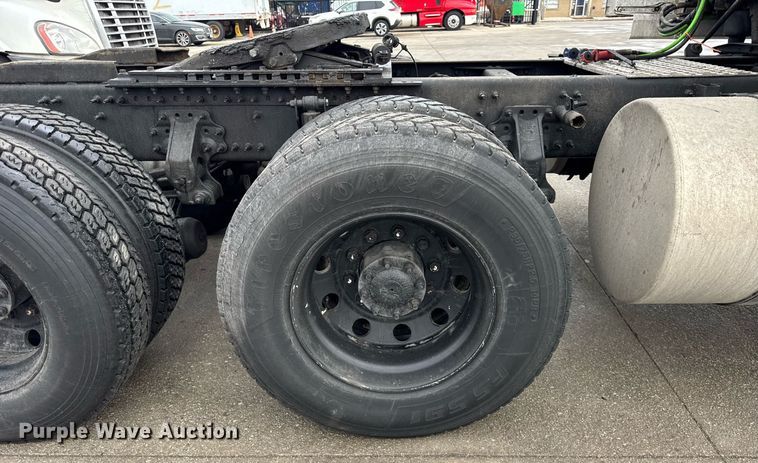 image for item DU3338 2013 Volvo VNL semi truck