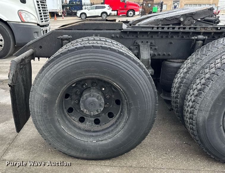 image for item DU3338 2013 Volvo VNL semi truck