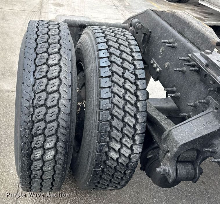 image for item DU3338 2013 Volvo VNL semi truck