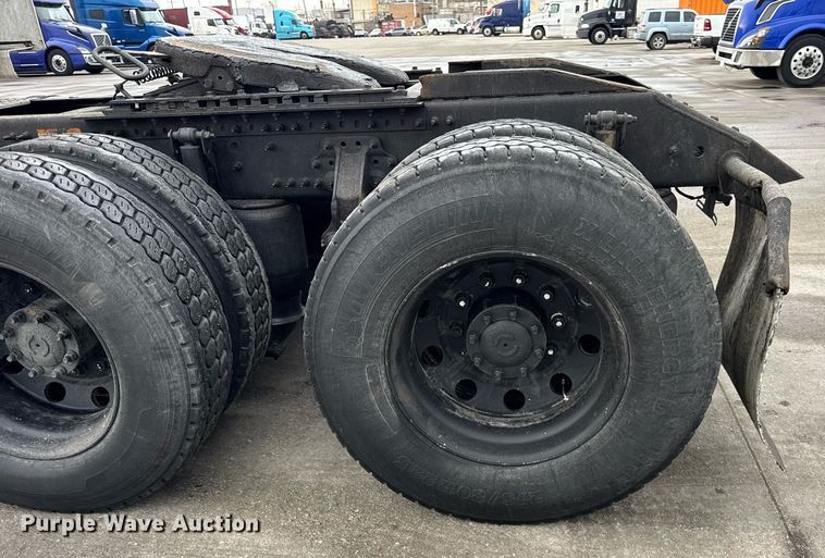 image for item DU3338 2013 Volvo VNL semi truck