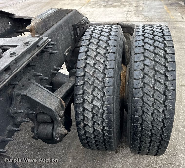 image for item DU3338 2013 Volvo VNL semi truck