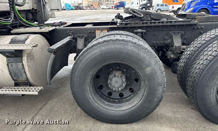 image for item DU3338 2013 Volvo VNL semi truck