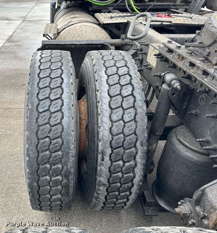 image for item DU3338 2013 Volvo VNL semi truck