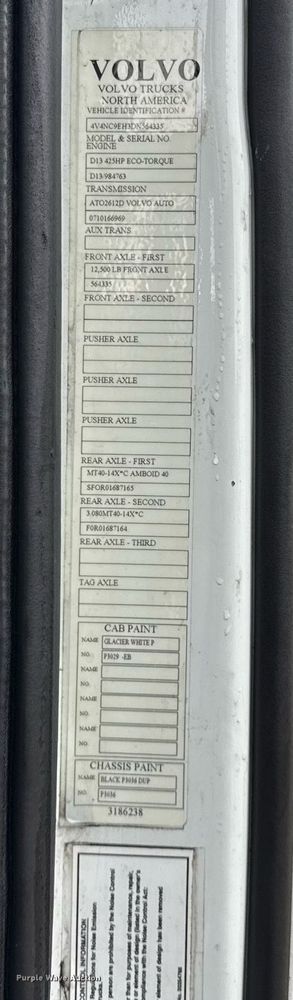 image for item DU3338 2013 Volvo VNL semi truck