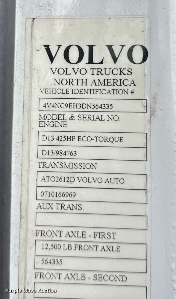 image for item DU3338 2013 Volvo VNL semi truck