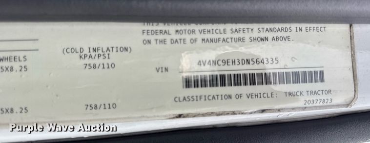 image for item DU3338 2013 Volvo VNL semi truck