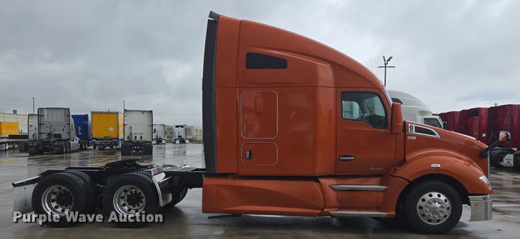 image for item DV1265 2017 Kenworth T680 semi truck